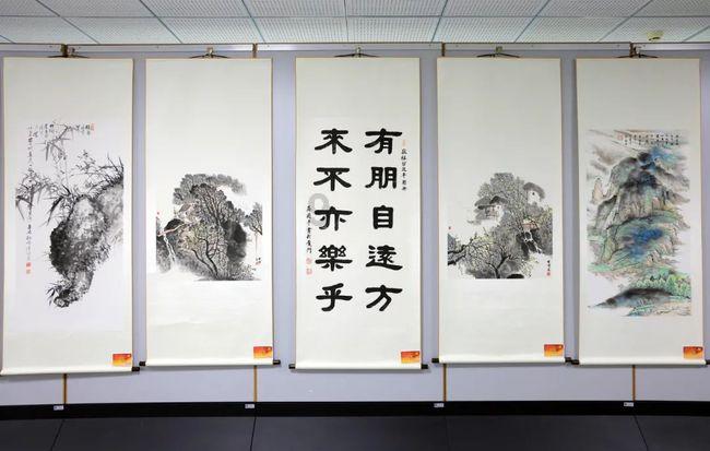 赌王外孙女办珠宝展,一条手链价值上亿,何超琼带干女儿现身捧场